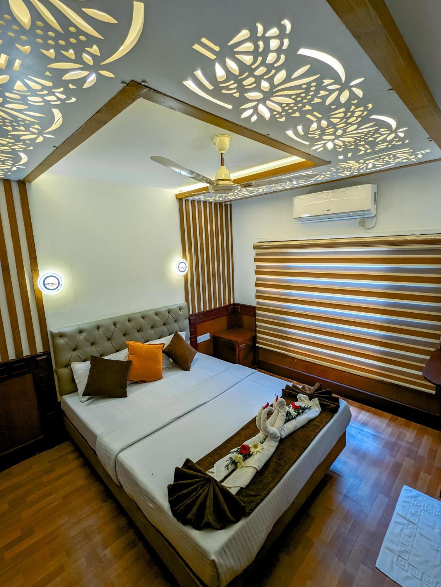 Grand Villa Houseboat Kumarakom Buitenkant foto