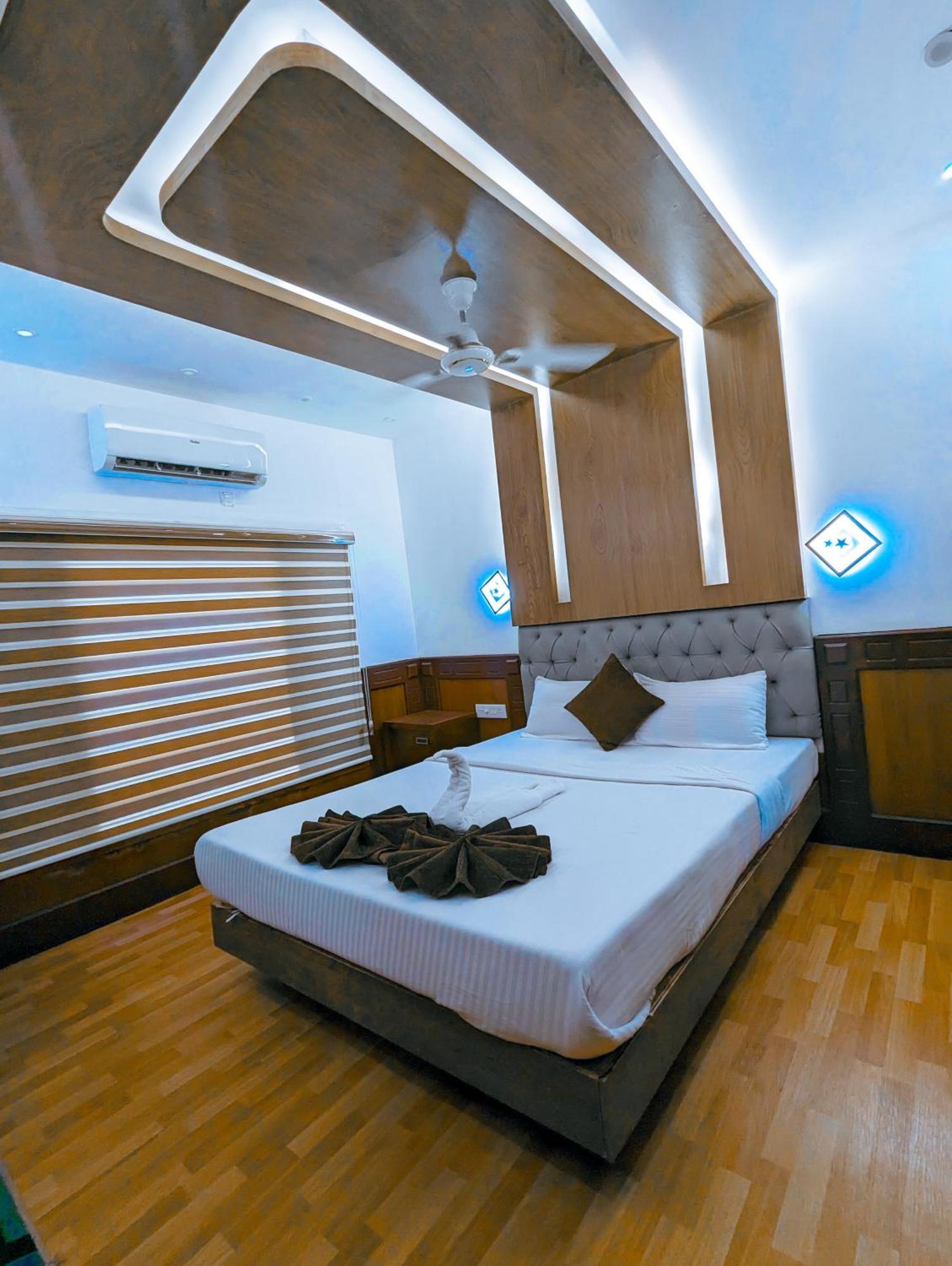 Grand Villa Houseboat Kumarakom Buitenkant foto