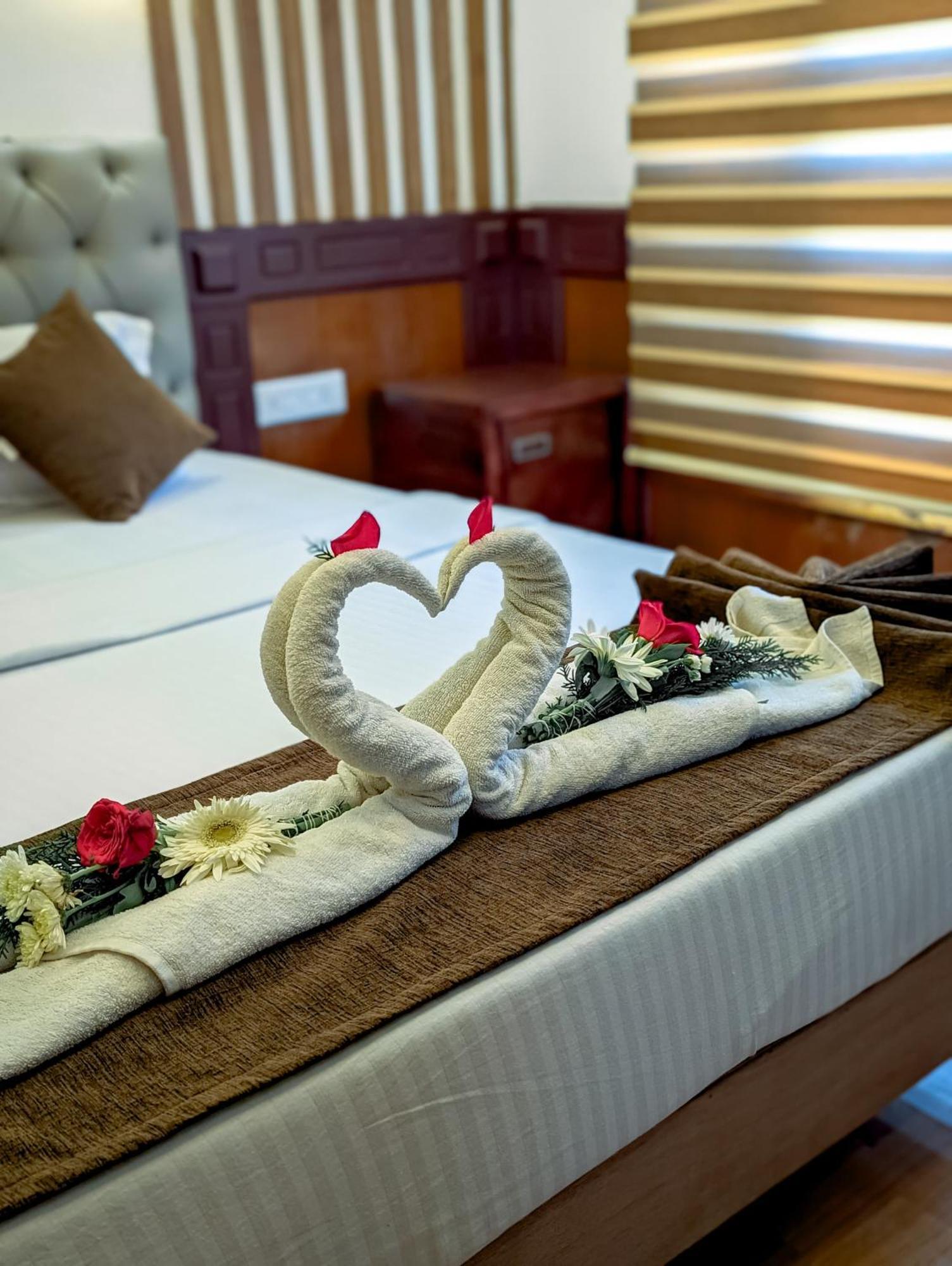 Grand Villa Houseboat Kumarakom Buitenkant foto