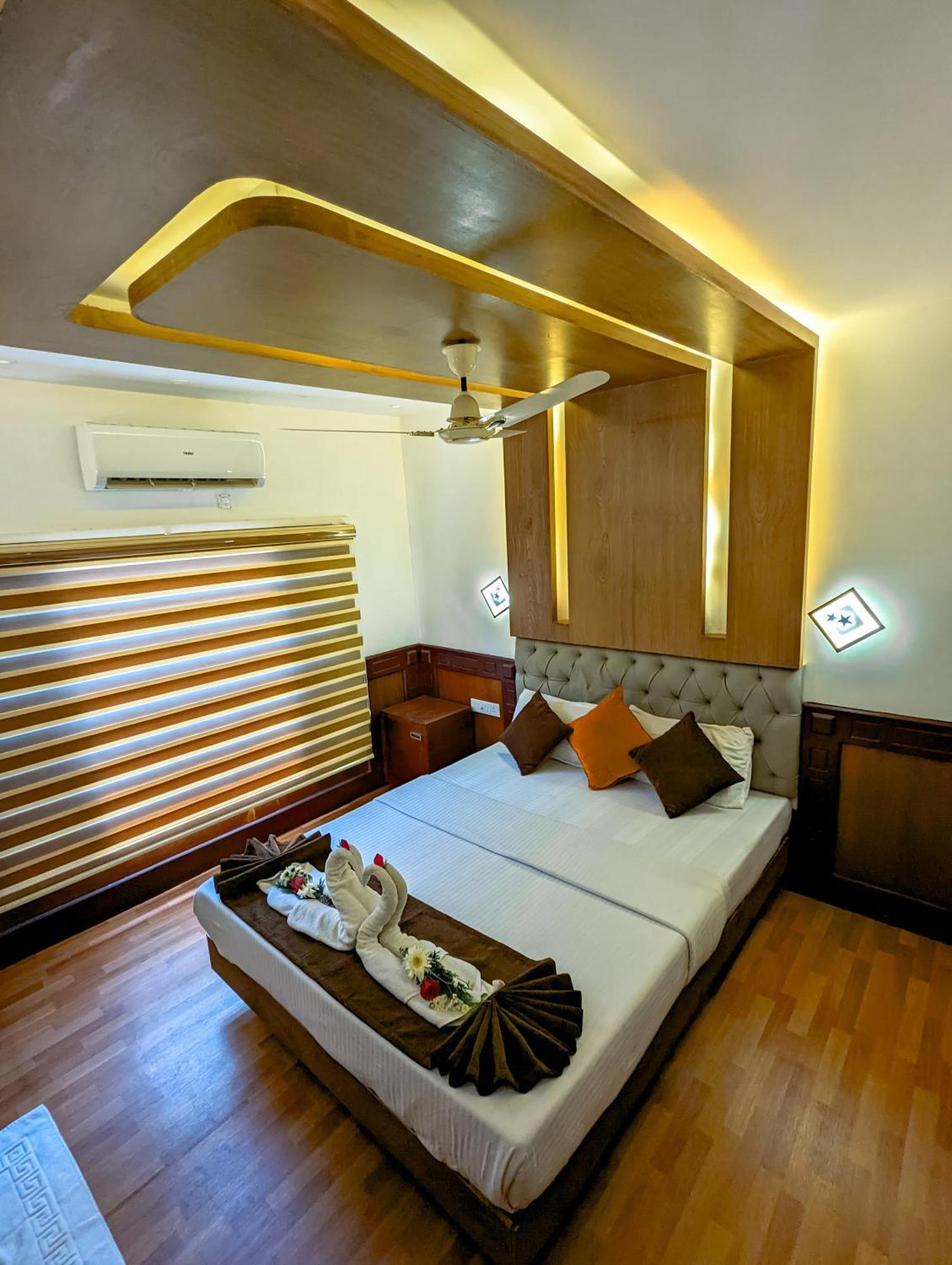 Grand Villa Houseboat Kumarakom Buitenkant foto